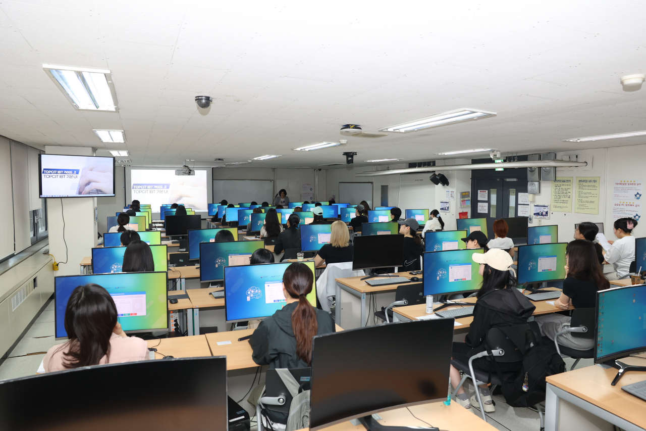 18일 ‘TOPCIT 제21회 정기평가’ 고사장에서 수험생들이 시험을 치르고 있다.[IITP 제공]