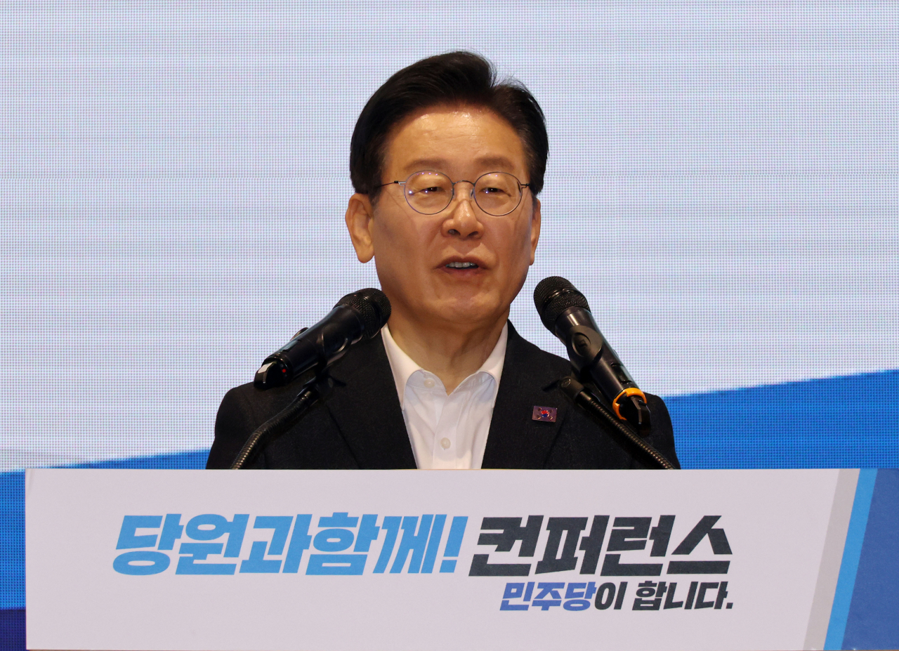 더불어민주당 이재명 대표가 19일 오후 대전컨벤션센터(DCC)에서 열린 ‘당원과 함께-민주당이 합니다’ 행사에 참석해 인사말을 하고 있다. [연합]