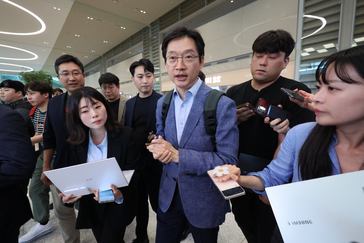 영국에서 유학 중인 김경수(가운데) 전 경남지사가 노무현 전 대통령 추도식 참석을 위해 19일 인천국제공항을 통해 귀국한 뒤 취재진의 질문에 답하고 있다. [연합]