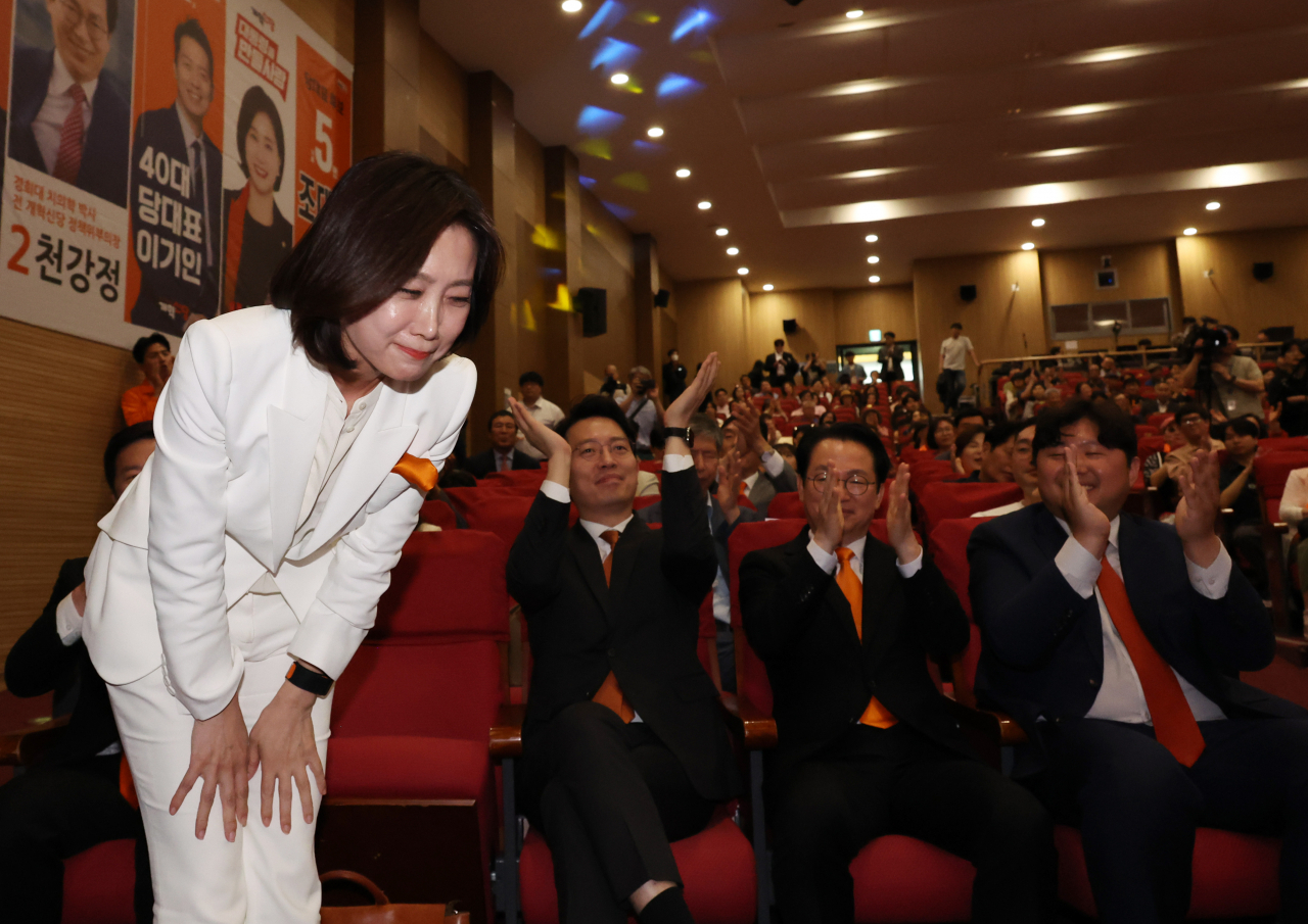 19일 국회 의원회관에서 열린 개혁신당 전당대회에서 신임 당 대표로 선출된 허은아 후보가 인사를 하고 있다. [연합]