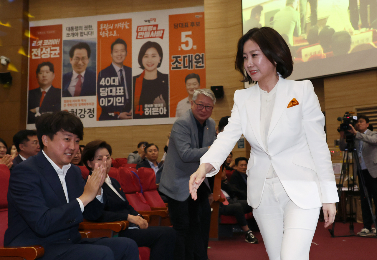 19일 국회 의원회관에서 열린 개혁신당 전당대회에서 신임 당 대표로 선출된 허은아 후보가 이준석 대표 옆을 지나고 있다. [연합]