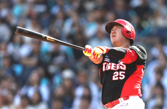 19일 경남 창원NC파크에서 열린 2024 KBO 리그 KIA 타이거즈 대 NC 다이노스 경기. 9회 초 2사 주자가 없는 상황 기아 5번 이우성이 홈런을 치고 있다.[연합]