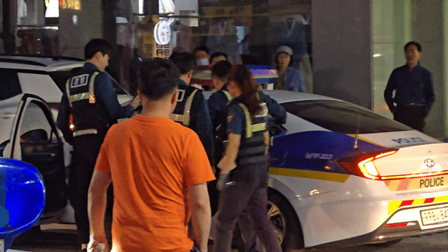 광주의 한 도로에서 50대 남성이 술에취한채 도로에 드러누워 인근도로가 극심한 정체를 빚었다. 서인주 기자
