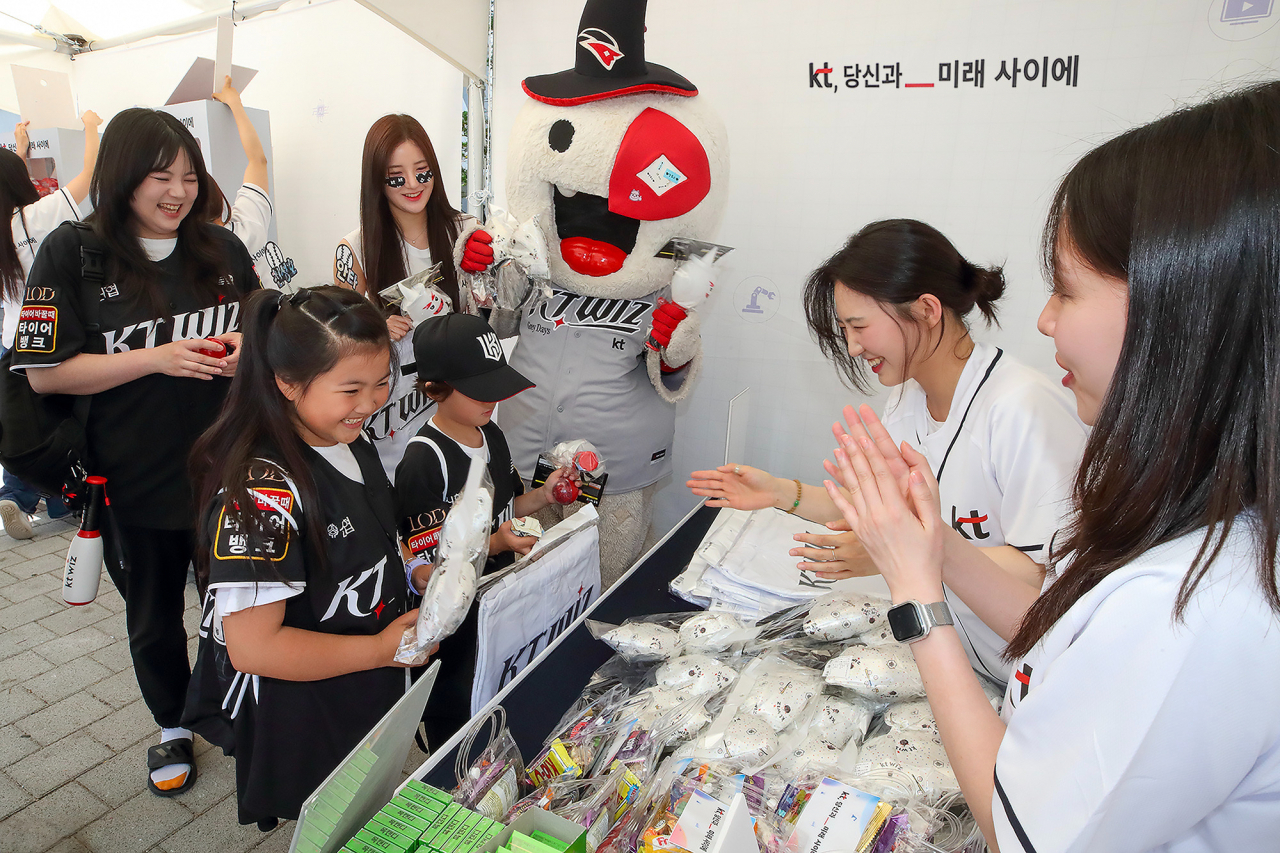 수원KT 위즈파크에서 KT위즈 관객이 KT브랜드 슬로건 ‘KT, 당신과 미래 사이에’ 런칭 이벤트에 참여하고 있다. [KT 제공]