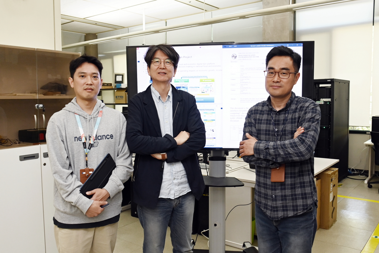 '에지(edge) 컴퓨팅 기반 공공의사 결정 프레임워크 데이터 관리 인터페이스' 국제표준 채택에 기여한 ETRI 연구진. 김태환(왼쪽부터), 유태완, 강현중 선임연구원.[ETRI 제공]