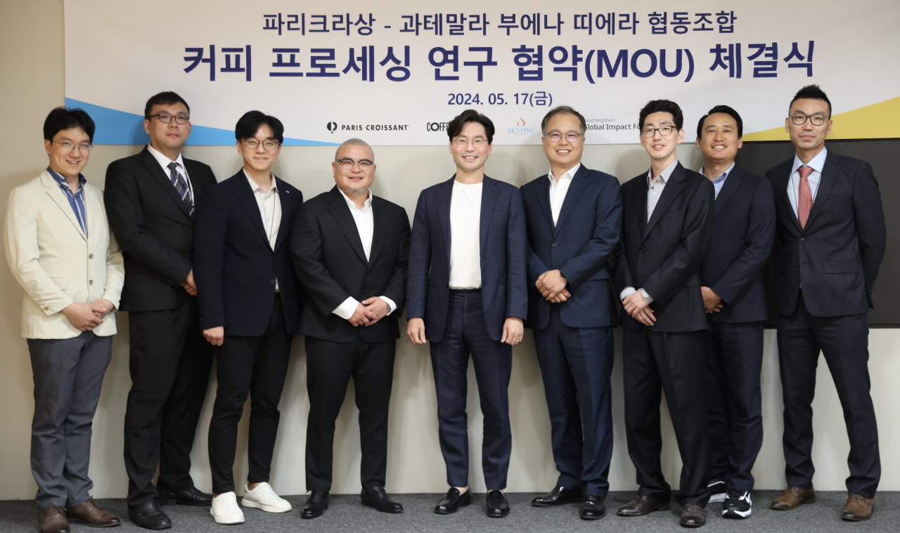 지난 17일 서울 양재동 SPC1945에서 진행한 '파리크라상-과테말라 부에나 띠에라 협동조합 커피 프로세싱 연구 협약(MOU) 체결식'에서 안수용(가운데 왼쪽부터) 스카이원네트웍스 대표, 김진정 파리크라상 전무, 현진영 굿네이버스 글로벌 임팩트 대표가 기념촬영을 하고 있다. [SPC그룹 제공]