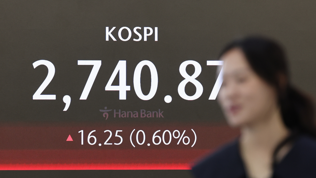 20일 오전 서울 중구 하나은행 딜링룸 현황판에 코스피 지수가 표시되고 있다. 이날 오전 9시 2분 현재 코스피는 전장보다 13.22포인트 오른 2,737.84이다. 같은 시각 코스닥지수는 전장보다 5.72포인트 내린 849.34이다. [연합]