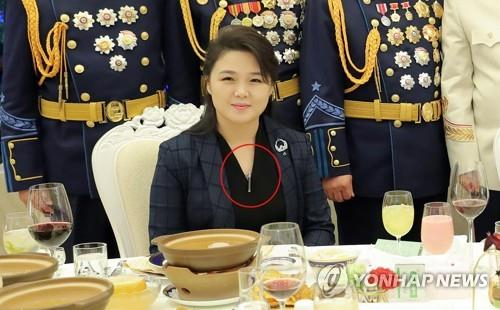 북한 김정은 국무위원장의 부인 리설주 여사가 2023년 2월 7일 건군절(2월 8일) 75주년 기념연회에 참석한 모습. 리 여사는 신형 대륙간탄도미사일(ICBM)인 '화성-17형'을 형상화한 목걸이를 착용해 눈길을 끌었다. [연합]