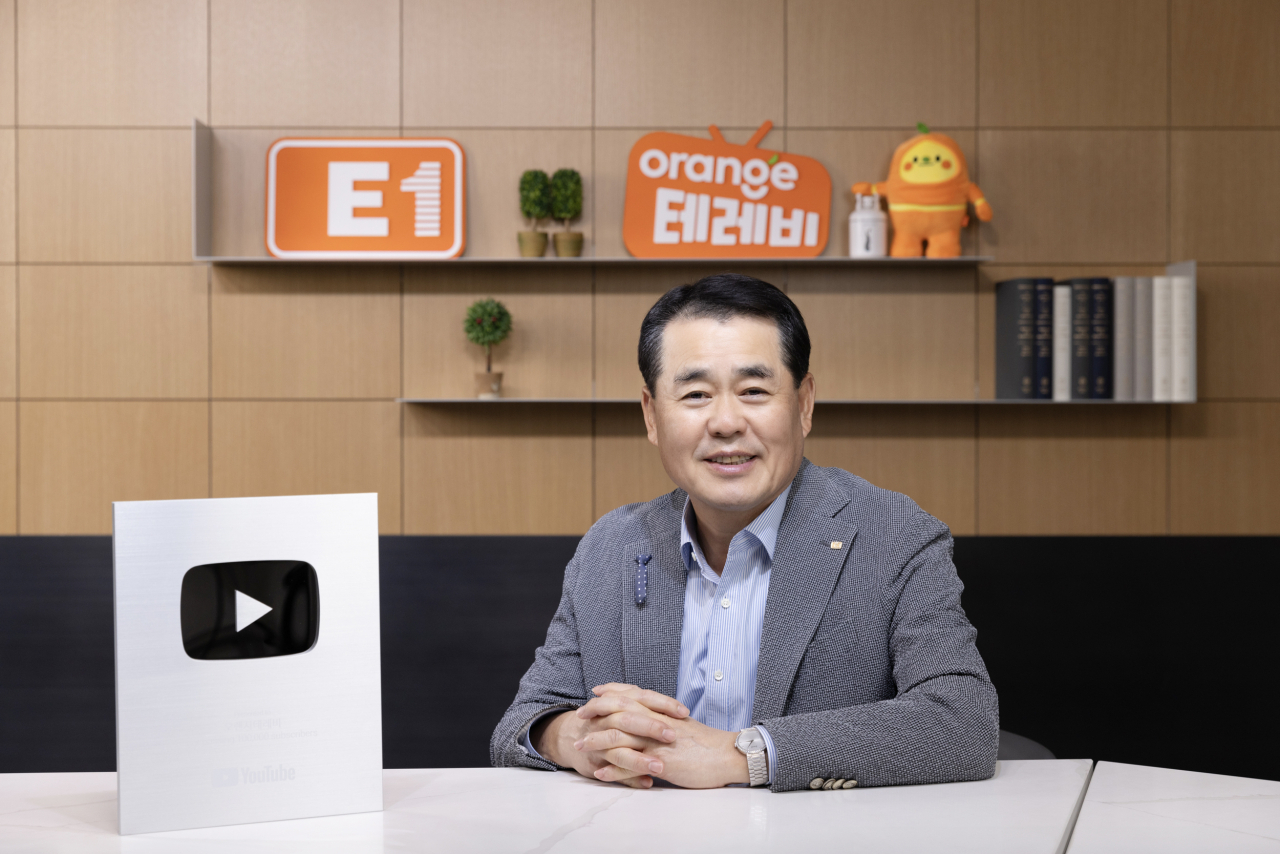 구자용 E1 회장이 오렌지테레비 구독 10만 달성 실버버튼을 개봉하고 있다. [E1 제공]