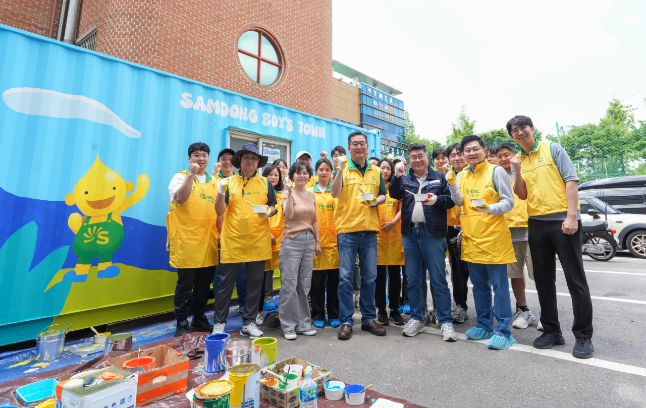 정영광(앞줄 가운데) S-OIL 부문장이 18일 서울 마포구 상암동 삼동보이스타운에서 열린 벽화그리기 자원봉사 활동에서 참석자들과 함께 기념사진을 촬영하고 있다. [S-OIL 제공]