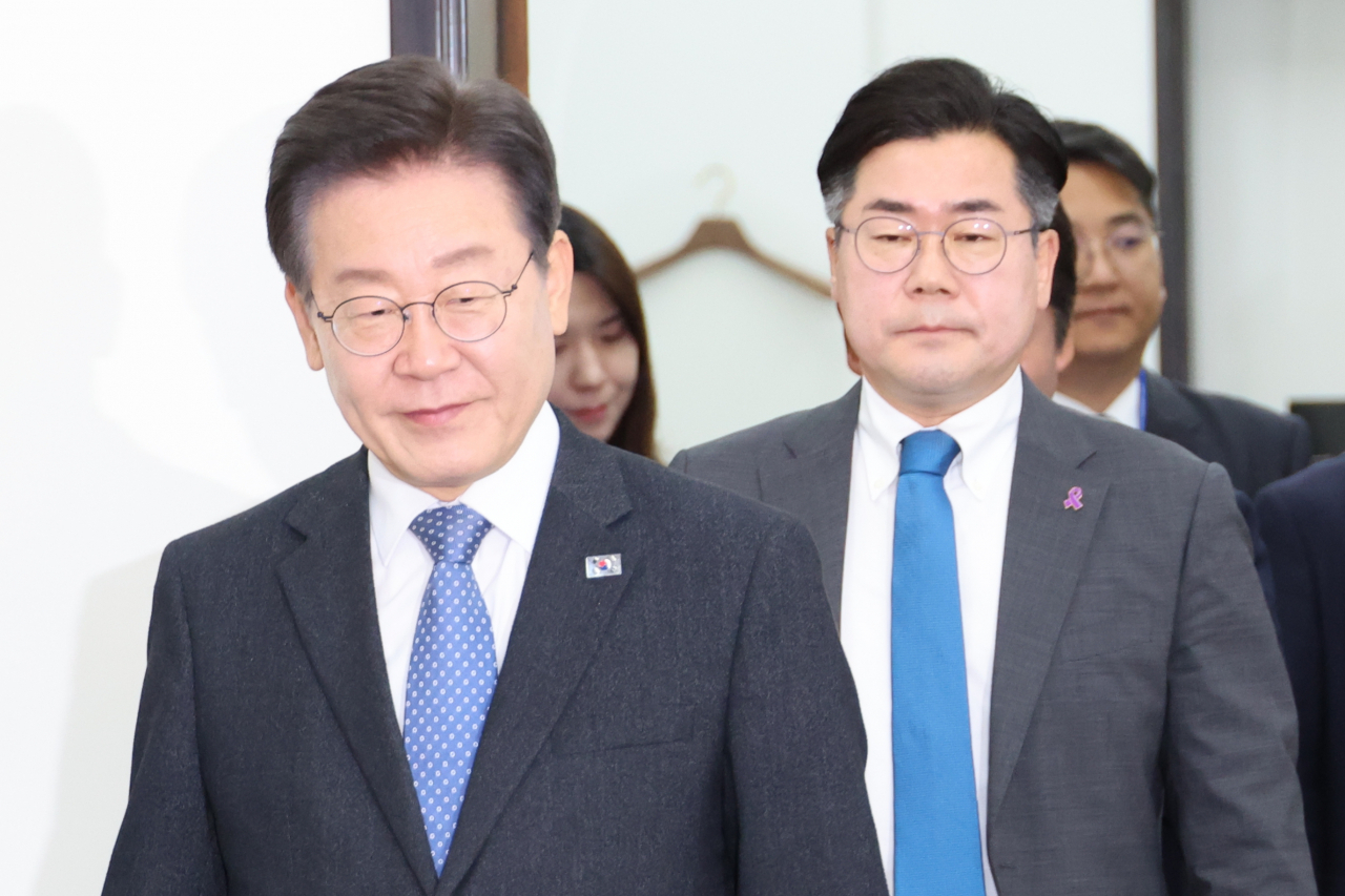 이재명(왼쪽) 더불어민주당 대표와 박찬대 원내대표가 20일 오전 서울 여의도 국회에서 열린 최고위원회의에 참석하고 있다. [연합]