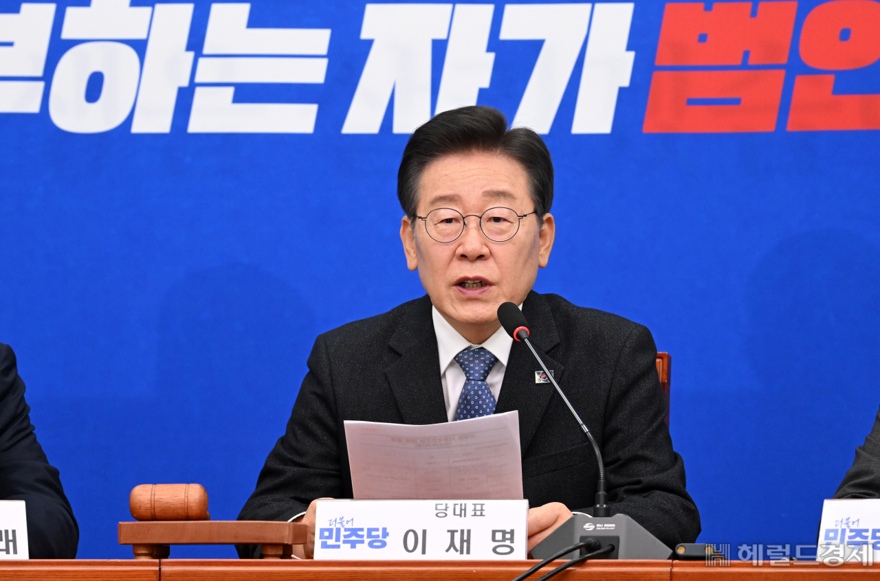 이재명 더불어민주당 대표가 20일 오전 서울 여의도 국회에서 열린 최고위원회의에 참석해 모두발언을 하고 있다. 이상섭 기자