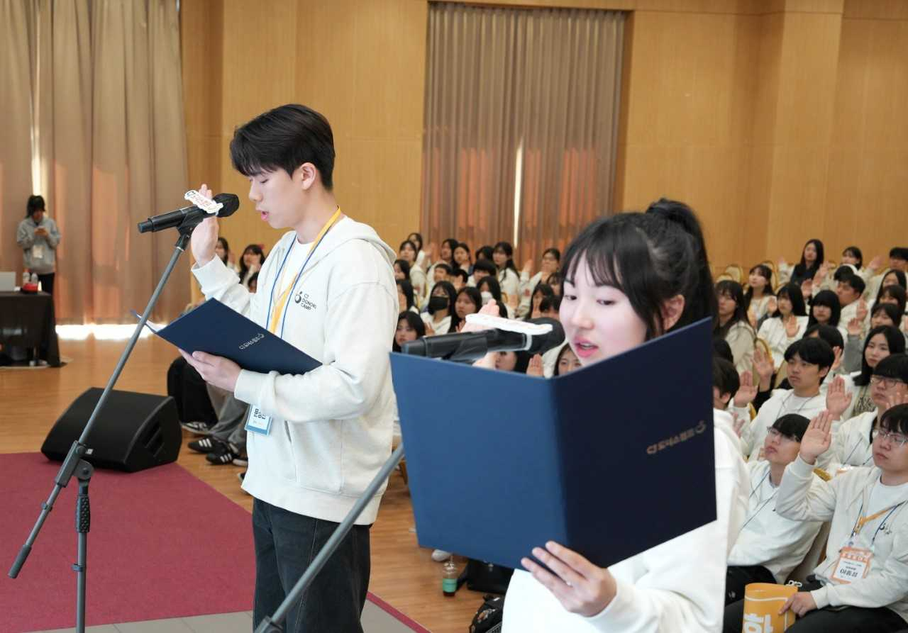 지난 18일, 세종대학교 대양AI센터에서 열린 ‘2024년 CJ도너스캠프 청소년 문화동아리 공동 발대식’에서 대학생봉사단 멘토 대표 문성현 씨와 청소년 문화동아리 멘티 대표 김지효 양이 공동 선언문을 낭독하고 있다. [CJ나눔재단 제공]