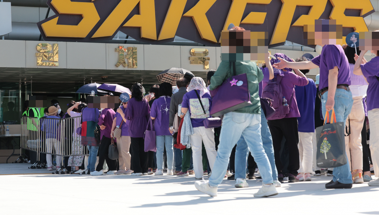 18일 오후 가수 김호중(33)의 전국 투어 콘서트 '트바로티 클래식 아레나 투어 2024'가 열리는 경남 창원시 성산구 창원스포츠파크 실내체육관 인근에 팬들이 줄지어 서 있다. 연합뉴스