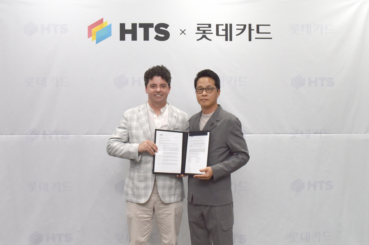 롯데카드가 17일 서울 종로구 롯데카드 본사에서 글로벌 여행 어플리케이션 Hopper 운영사 HTS와 업무협약을 체결했다. 사진은 다코타 스미스 HTS 대표이사와 조좌진(오른쪽) 롯데카드 대표이사.[롯데카드 제공]