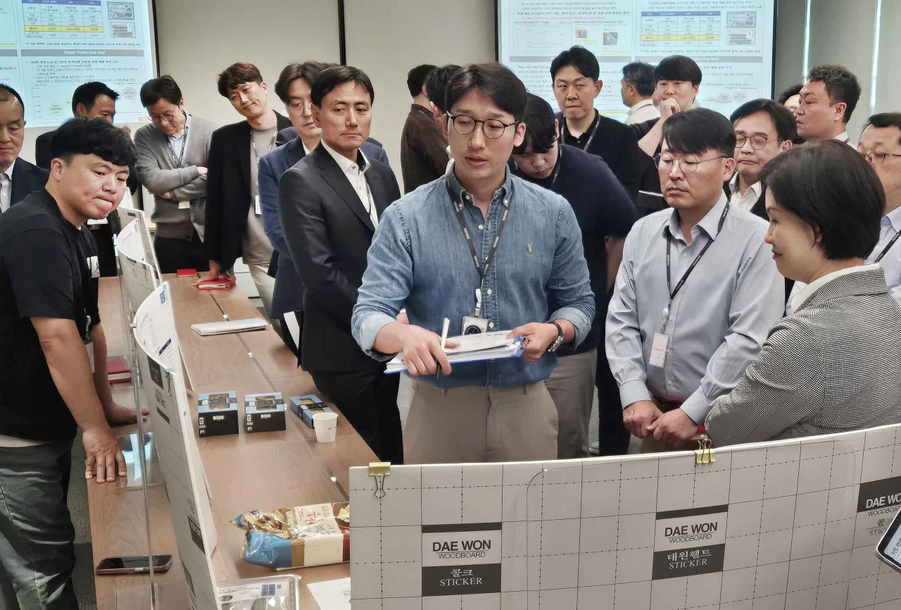 임직원들이 홈플러스 상품 품평회에서 의견을 나누고 있다. [홈플러스 제공]