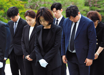 개혁신당 허은아 신임 당대표를 비롯한 당 지도부가 20일 오전 서울 동작구 국립현충원을 참배하고 있다. [연합]