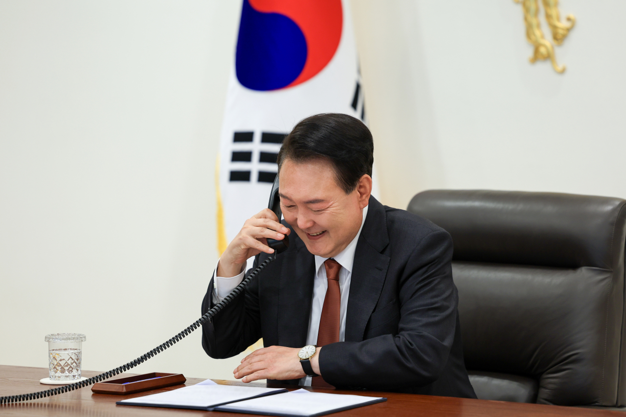 윤석열 대통령은 20일 로런스 웡 싱가포르 신임 총리와 전화 통화를 갖고, 양국 관계 발전에 대해 의견을 교환했다고 대통령실이 전했다. 연합뉴스