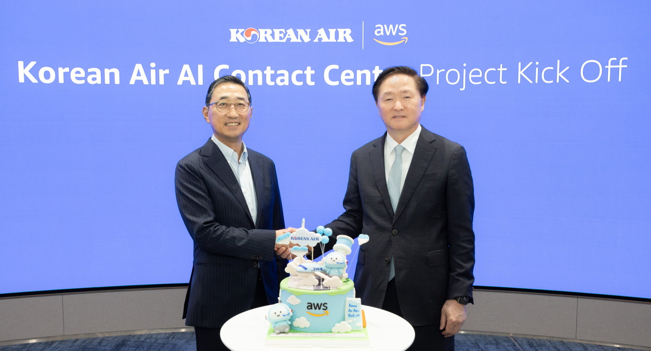 우기홍(오른쪽) 대한항공 대표이사 사장과 함기호 AWS 코리아 대표가 기념사진을 촬영하는 모습. [대한항공 제공]