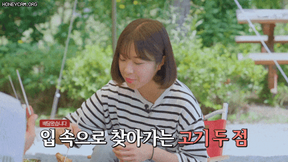 인기 유튜버 쯔양이 한국화학연구원 유튜브 '맛있는 화학'에 출연해 삼겹살을 먹고 있다.[한국화학연구원 제공]