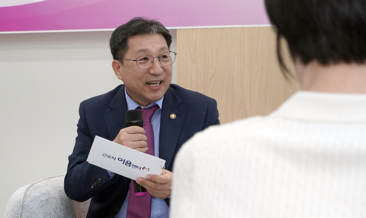 이성희 고용노동부 차관이 20일 청주 근로자이음센터를 방문해 청주산업단지에서 일하고 있는 협력사 근로자, 10인 미만 소규모 사업장 종사자, 경비 용역근로자 등 미조직 근로자들과 간담회를 하고 있다. [연합]