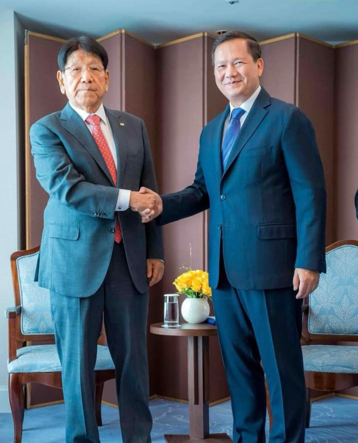 한신공영은 최용선 회장이 지난 17일 한-캄 정상회담을 위해 방한한 훈 마넷(HUN Manet) 캄보디아 총리를 서울 롯데호텔에서 예방해 현지 사업 확장 방안을 논의했다고 밝혔다. 사진은 왼쪽부터 최용선 한신공영 회장, 캄보디아 훈 마넷 총리.[한신공영]
