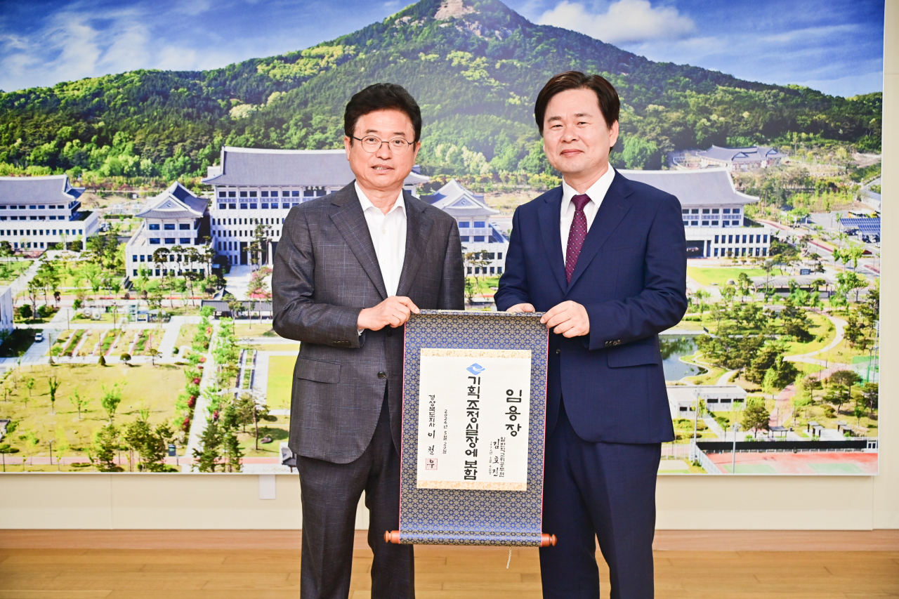 이철우 경북지사가 신임 김호진 기획조정실장에게 임용장을 수여하고 있다.[경북도 제공]
