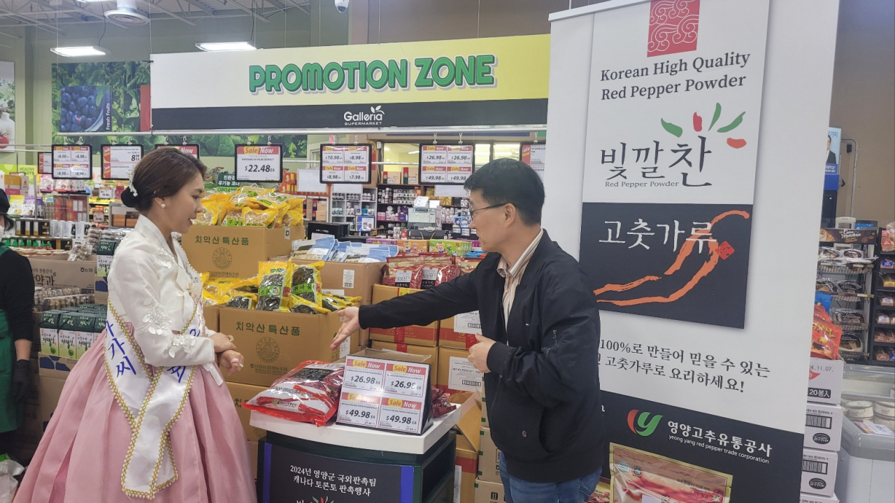 캐나다 교민들에게 영양고추를 홍보하고 있는 영양고추아가씨.[영양군 제공]