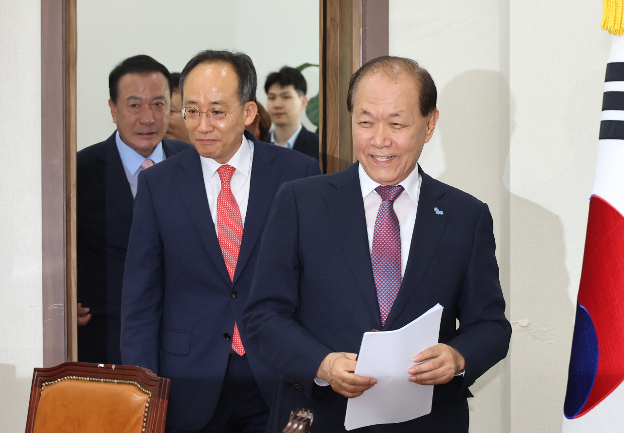 황우여 국민의힘 비상대책위원장(오른쪽)과 추경호 원내대표 등 비대위원들이 20일 오전 국회에서 열린 비상대책위원회 회의에 입장하고 있다. [연합]