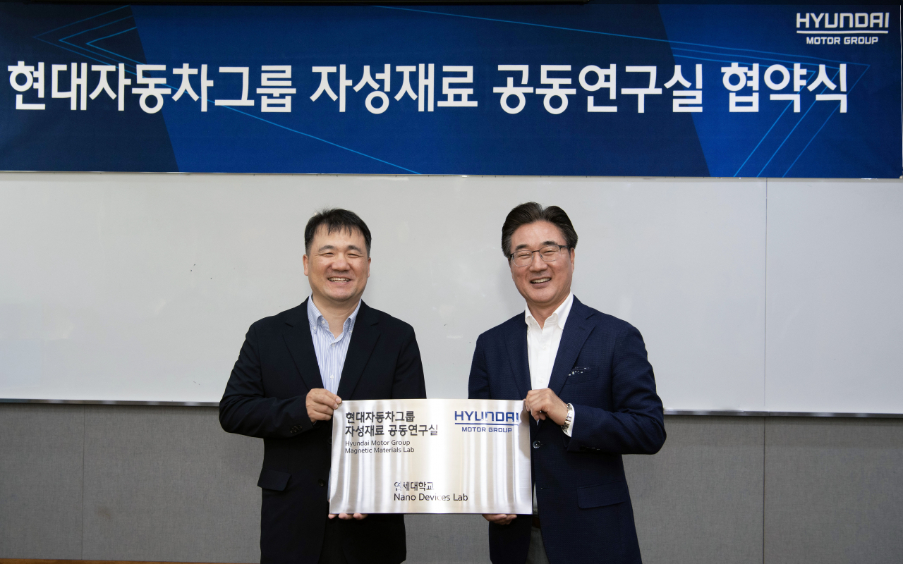 손현수(왼쪽) 현대자동차·기아 에너지소재연구실 실장과 이우영 연세대학교 책임교수가 기념 촬영을 하고 있다. [현대차·기아 제공]