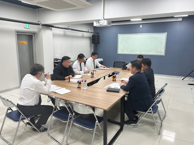 강북구가 서울시 1호 모아타운 대상지 번동 492번지 일대에서 발생한 생활폐기물 무단투기 문제에 대응하기 위해 지난달 시행사, 청소대행업체와 구청 기획상황실에서 간담회를 열고 대책을 논의하고 있다.[강북구 제공]