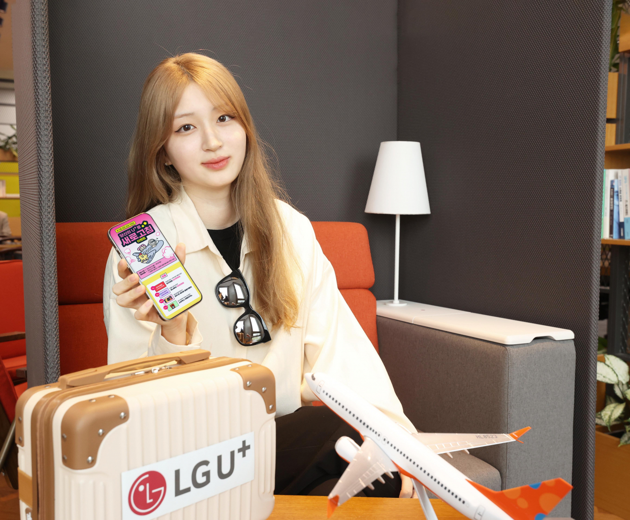 LG유플러스 직원이 ‘당신의 U+ 새로고침’ 이벤트를 소개하고 있다. [LG유플러스 제공]