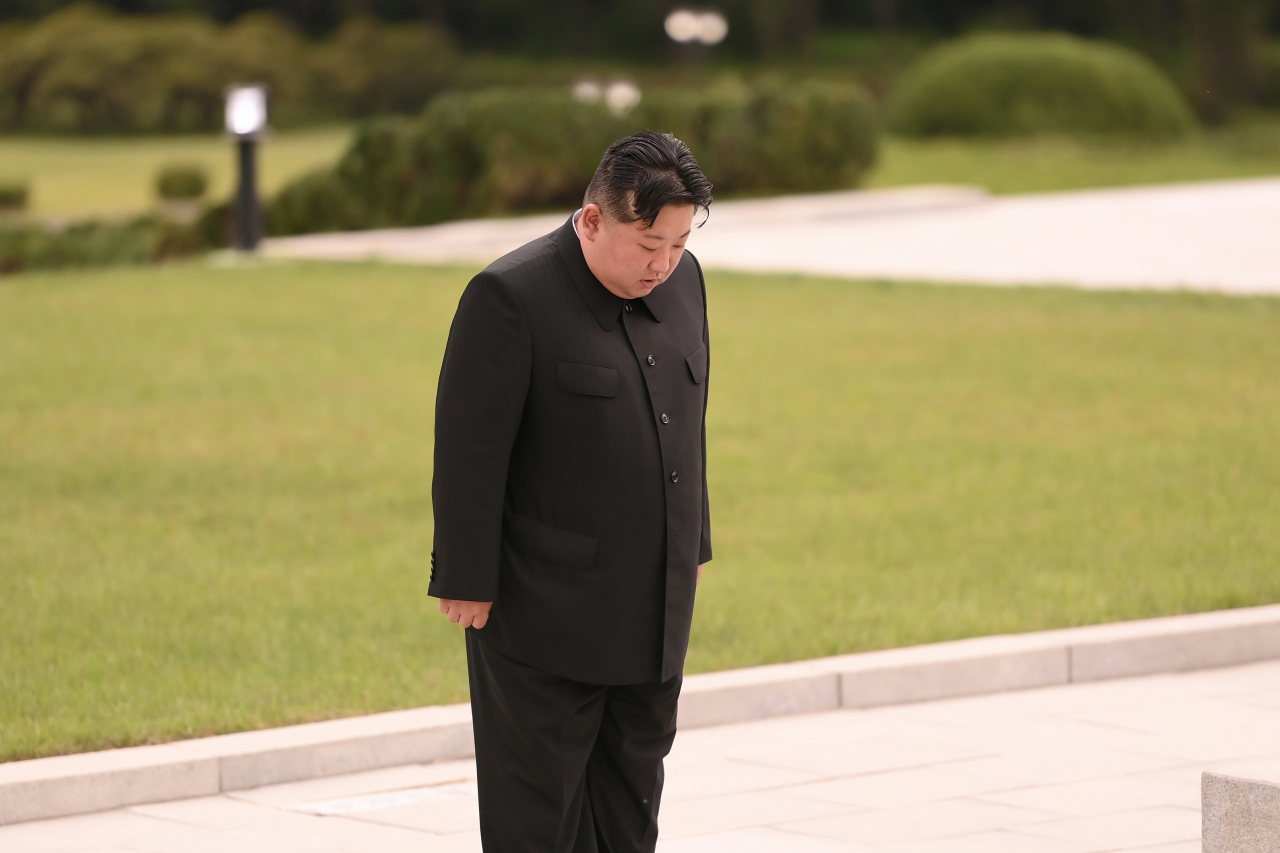 김정은 북한 국무위원장이 전날 에브라힘 라이시 이란 대통령의 헬기 추락 사고 사망에 대해 조전을 보냈다고 조선중앙통신이 21일 보도했다. 김 위원장이 19일 현철해 사망 2주기를 맞아 신미리애국열사릉을 방문해 참배하는 모습. 자료사진. [평양 노동신문=뉴스1]
