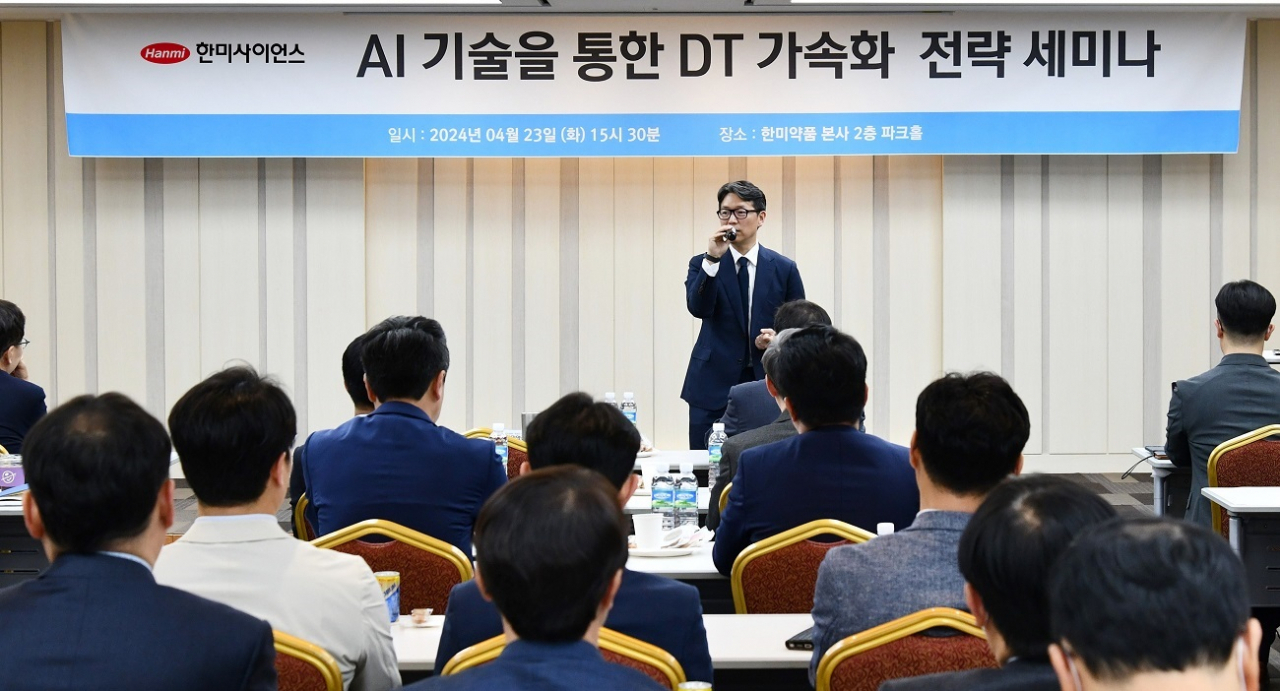 임종훈 한미사이언스 대표이사가 직원들 앞에서 발언하는 모습. 한미사이언스 제공