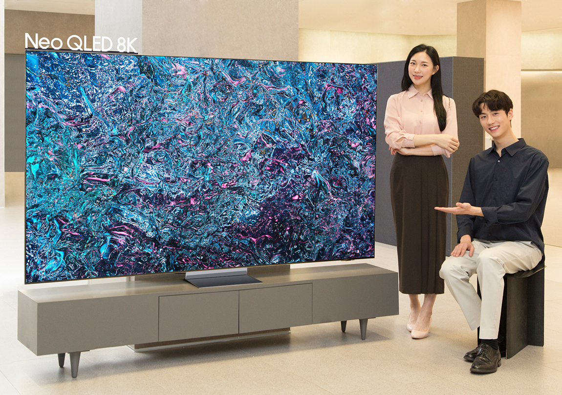 삼성전자 모델이 2024년형 Neo QLED 8K TV 신제품을 소개하고 있다 [삼성전자 제공]