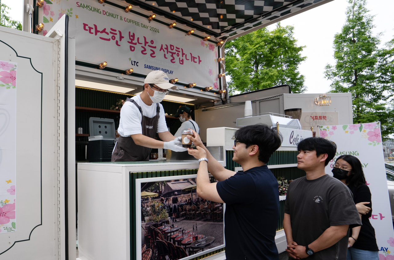 삼성디스플레이가 20일 경기 화성시에 있는 유기발광다이오드(OLED) 재료업체 엘티씨를 찾아 임직원에게 커피와 간식을 전달했다. [삼성디스플레이 제공]