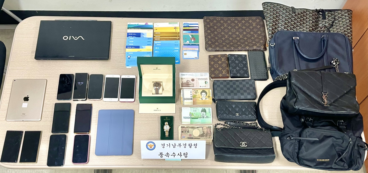 주거지에서 발견된 명품 가방, 롤렉스 시계 등[경기남부경찰청 제공]
