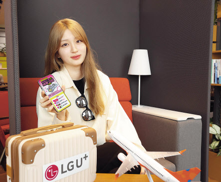 LG유플러스 직원이 ‘당신의 U+ 새로고침’이벤트를 소개하고 있다. [LG유플러스 제공]
