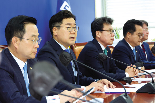 박찬대(왼쪽 두번째) 더불어민주당 원내대표가 21일 오전 국회에서 열린 원내대책회의에서 발언하고 있다. [연합]