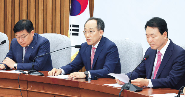 추경호(가운데) 국민의힘 원내대표가 21일 오전 국회에서 열린 원내대책회의에서 발언하고 있다. [연합]