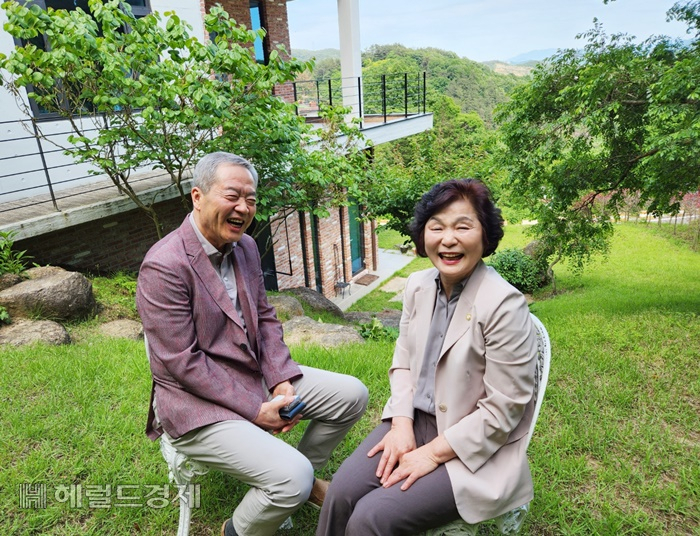 박상영 교수와 이영란 순천시의원이 그림 같은 집 마당에서 행복한 표정을 짓고 있다. /박대성 기자.