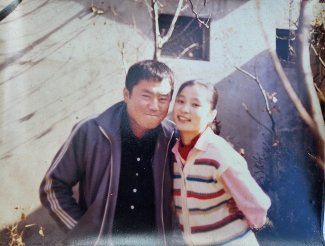 두 사람이 20대 초반에 찍었던 앨범 속 추억의 사진.