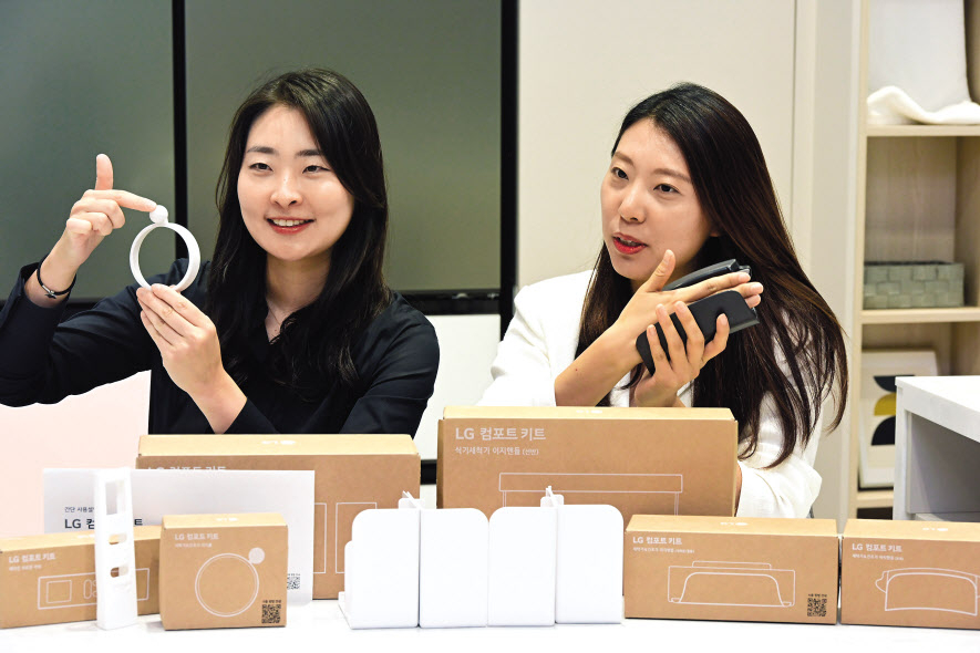 ‘LG 컴포트 키트’ 개발 및 출시를 함께 한 공희원(왼쪽) LG전자 H&A상품기획담당 책임과 김혜원 LG전자 H&A디자인연구소 선임연구원이 세탁기와 건조기 등에 부착해 사용할 수 있는 이지볼과 이지핸들에 대해 설명하고 있다. 세탁기나 건조기 다이얼에 끼우는 이지볼은 근력이 약하거나 몸이 불편한 고객이 쉽게 다이얼을 돌릴 수 있도록 도와준다. 이지핸들은 세탁기, 건조기, 냉장고 도어를 쉽게 여닫을 수 있도록 설계됐다. [LG전자 제공]