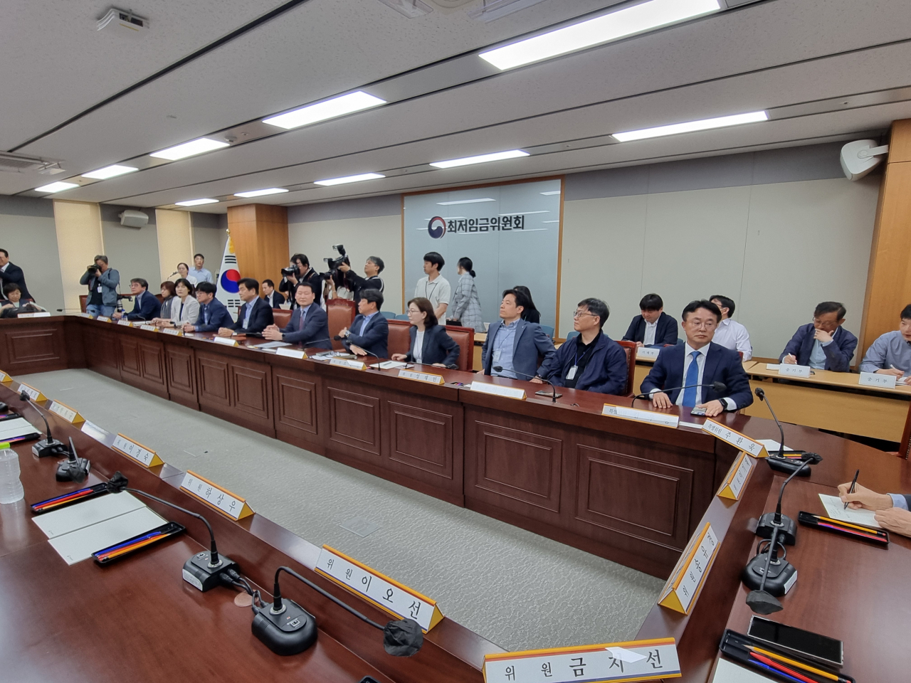 최저임금위원회는 21일 정부세종청사에서 2025년도 최저임금 수준을 결정하기 위한 제1차 전원회의를 개최했다. [사진=김용훈 기자]