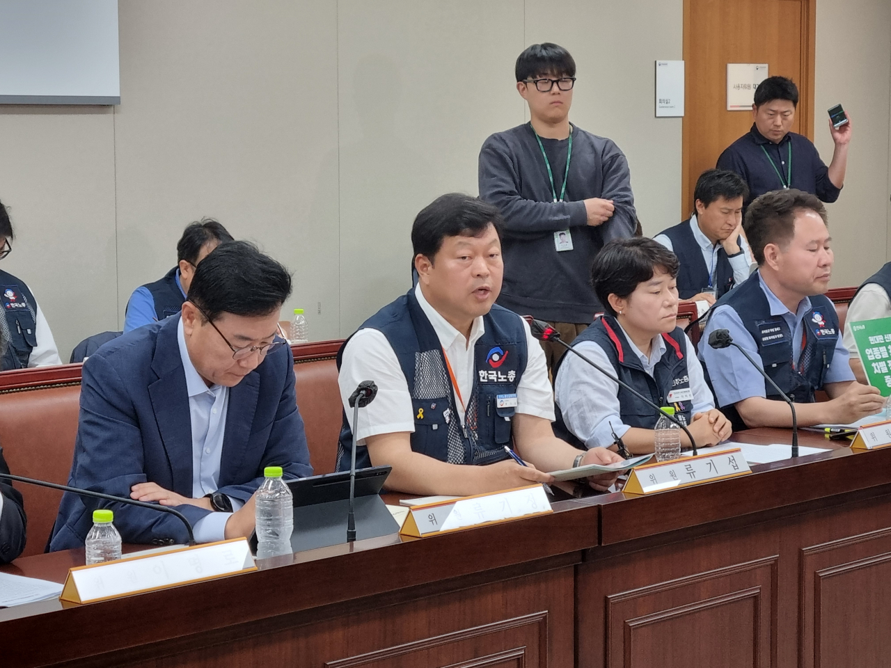근로자위원 운영위원인 류기섭 한국노총 사무총장(왼쪽 두번째)이 21일 정부세종청사에서 열린 최저임금위원회 제1차 전원회의에서 모두발언을 하고 있다. [사진=김용훈 기자]