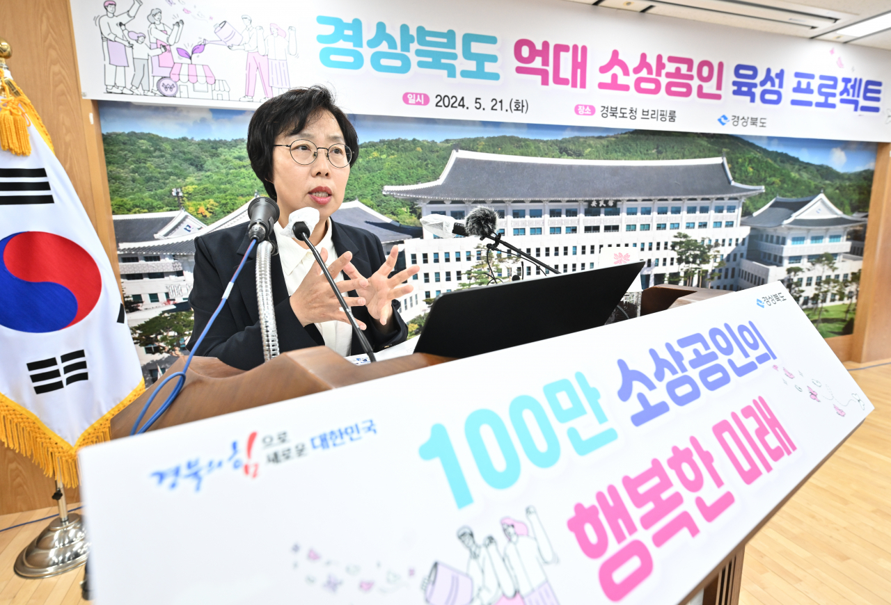 최영숙 경북도 경제산업국장이 21일 경북도청에서 브리핑을 통해 도내 100만 소상공인의 행복을 위한 '경북도 억대 소상공인 육성 프로젝트'를 추진한다고 밝히고 있다.[경북도 제공]