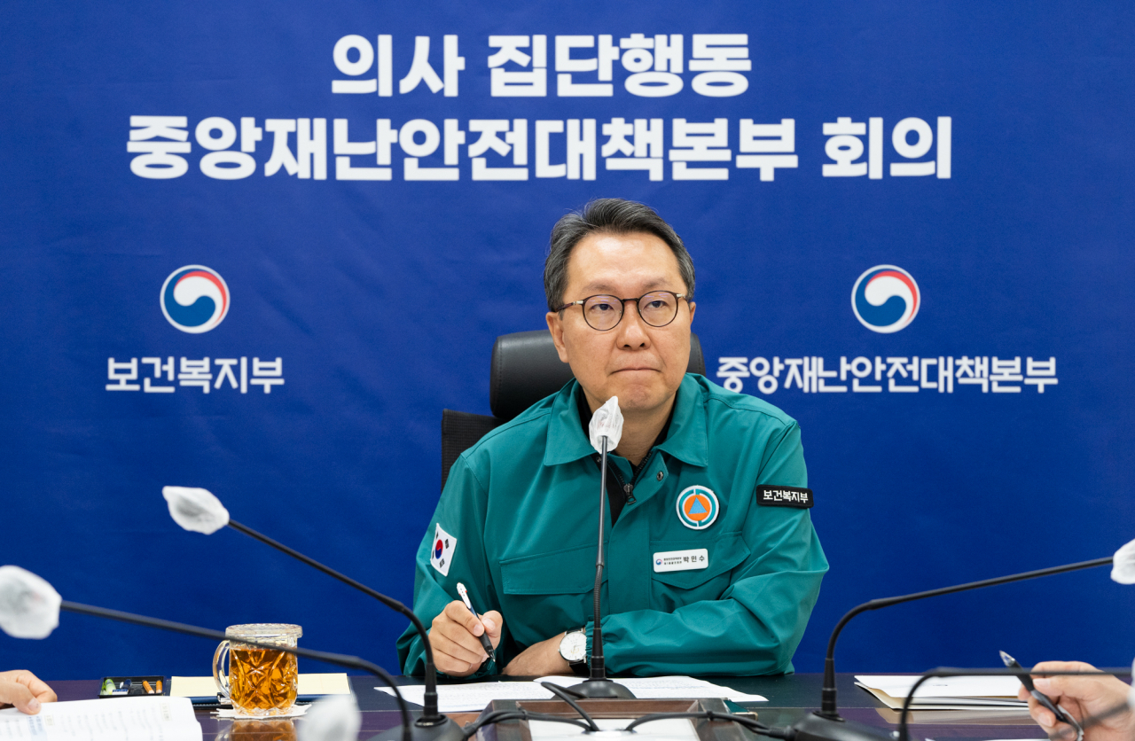 보건복지부는 21일 박민수 보건복지부 제2차관 주재로 의사 집단행동 중앙사고수습본부 제46차 회의를 열고 비상진료체계 운영현황·의사 집단행동 현황 등을 점검했다. 사진은 회의를 주재하는 박민수 제2차관[연합]