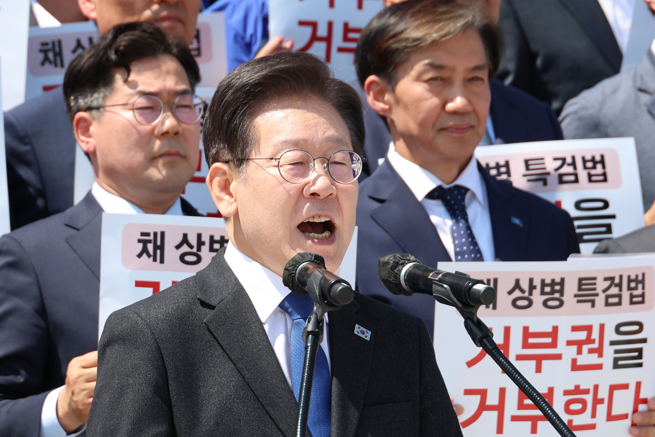 이재명 더불어민주당 대표가 21일 서울 여의도 국회에서 열린 '채상병특검법' 재의요구 규탄 야당·시민사회 공동기자회견에서 발언하고 있다. 정부는 이날 한덕수 국무총리 주재로 국무회의를 열어 '해병대 채상병 사망 사건 수사 외압 의혹 특별검사법'에 대한 재의요구안을 의결했다. [연합]