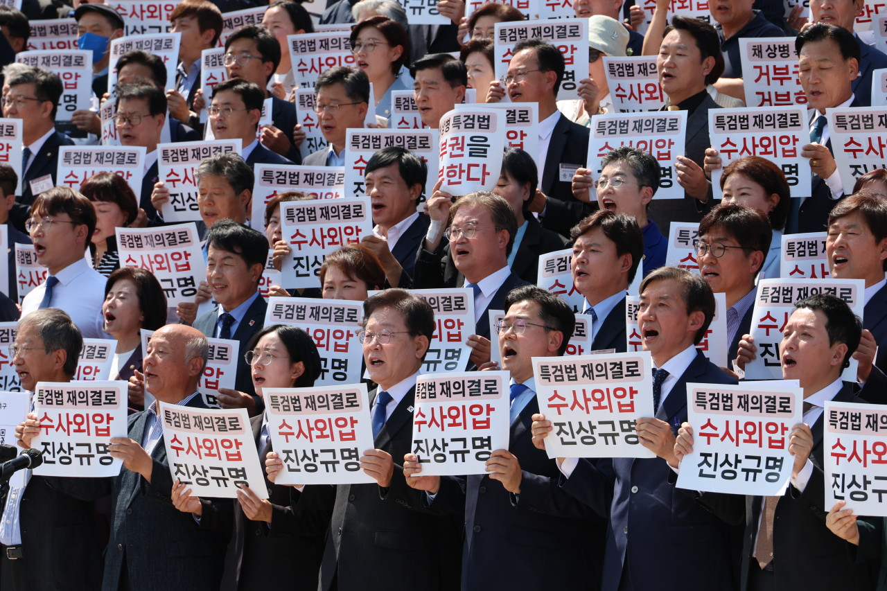 이재명 더불어민주당 대표, 조국 조국혁신당 대표 등 야당 의원과 시민단체 관계자들이 21일 서울 여의도 국회에서 열린 '채상병 특검법' 재의요구 규탄 야당·시민사회 공동기자회견에서 구호를 외치고 있다. 정부는 이날 한덕수 국무총리 주재로 국무회의를 열어 '해병대 채상병 사망 사건 수사 외압 의혹 특별검사법'에 대한 재의요구안을 의결했다. [연합]