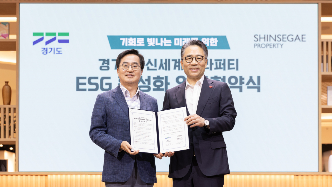 김동연(왼쪽) 경기도지사와 임영록 신세계프라퍼티 사장이 21일 스타필드 수원에서 열린 업무협약식에서 기념촬영하고 있다. [신세계프라퍼티 제공]